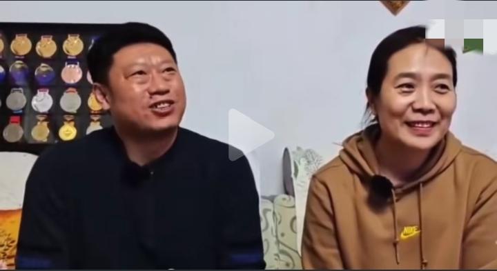 张展硕拿下亚运会七枚金牌，成为名副其实的七金王。镜头前他父母满脸自豪，那份发自心