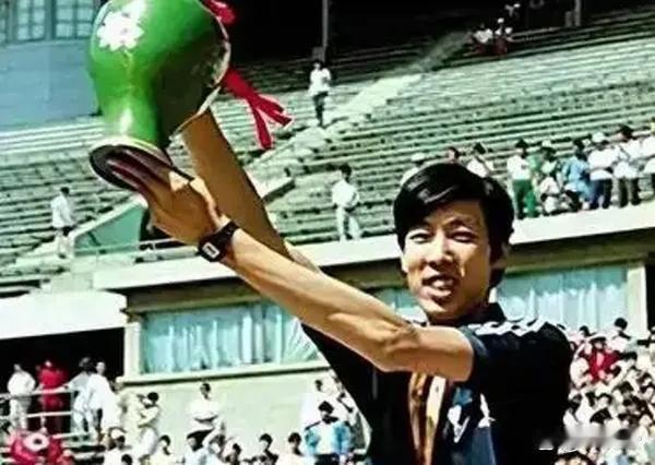 至今为止很难打破的几个田径记录，
第一个，‌朱建华（男子跳高 2.39米）‌：保