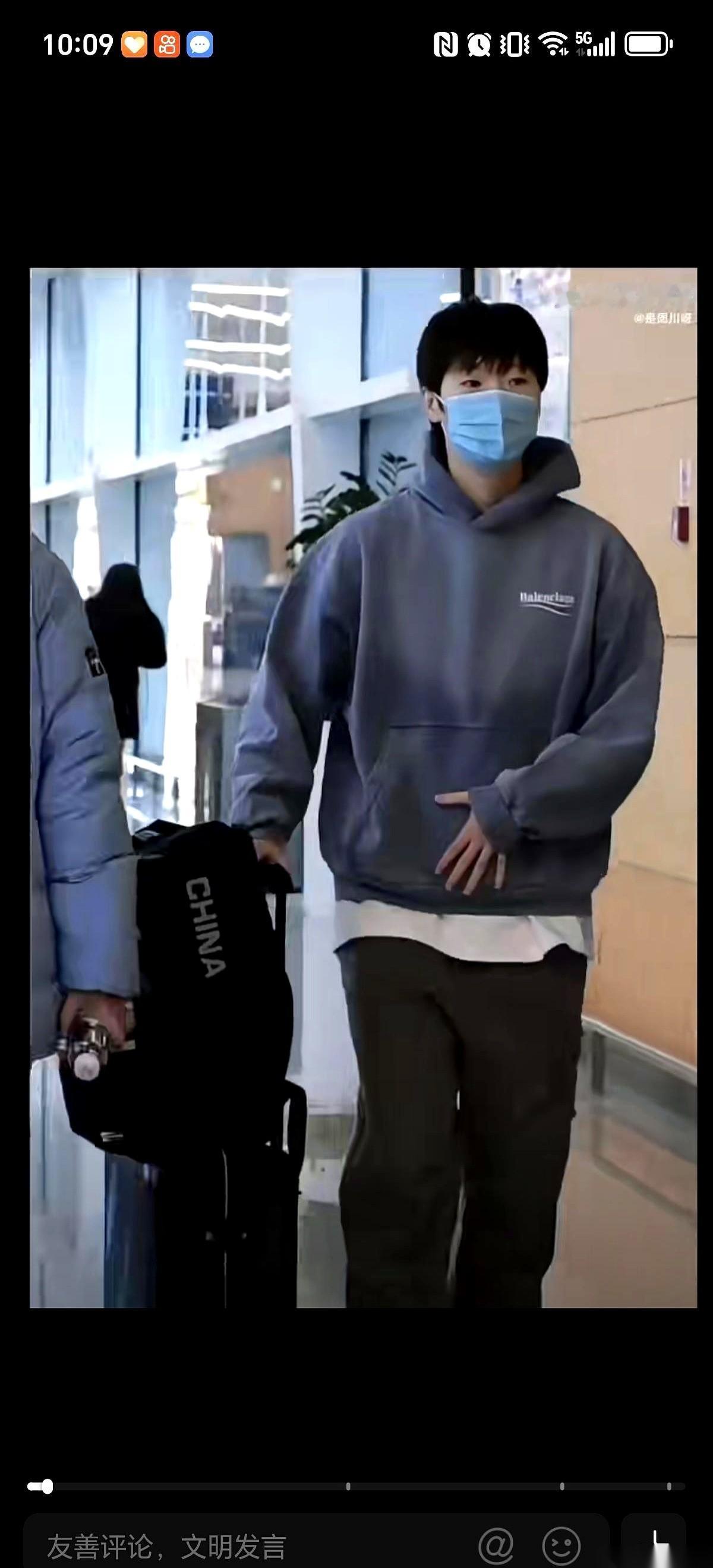 刷到鳗鱼机场那几张照片，不知道为什么，有点想哭。
真的，那一脸的疲惫是藏不住的。