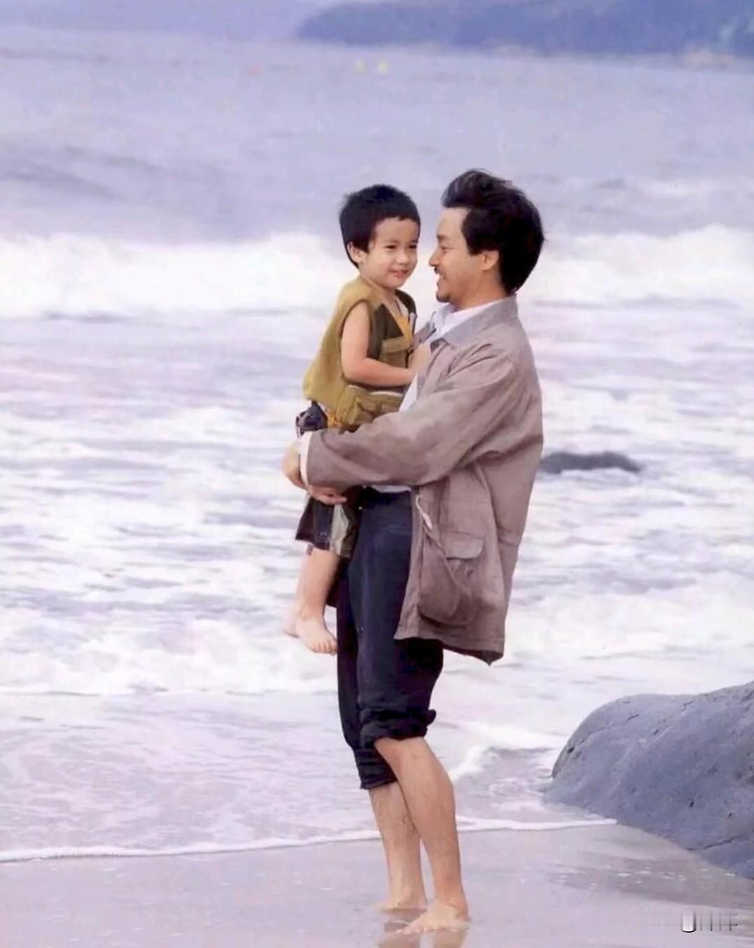 这是1999年电影《流星语》的名场面，张国荣饰演单亲爸爸阿荣，为了支持港片，他只