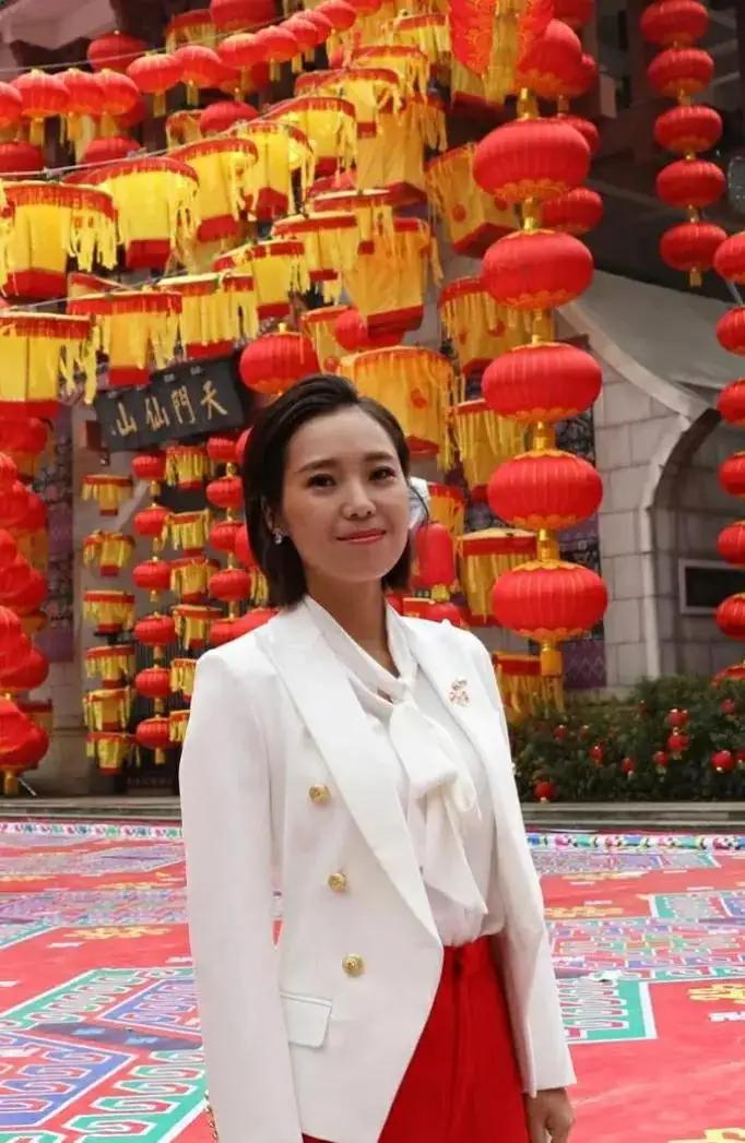 从打工妹到成为刀郎老师的徒弟，再到五次再央视春晚歌唱的一个女高音的云朵。
198