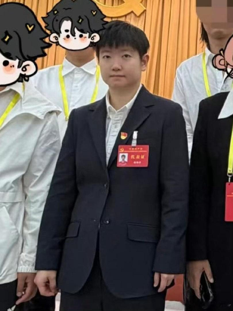 一身正装气场全开！孙颖莎西装造型惊艳亮相，干练又软萌反差感直接拉近日，孙颖莎身着