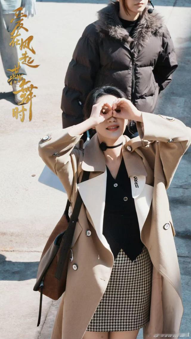 孙艺燃 好喜欢孙艺燃《爱在风起燕舞时》的妆造，浓颜五官明艳大气，卷发穿搭自带复古