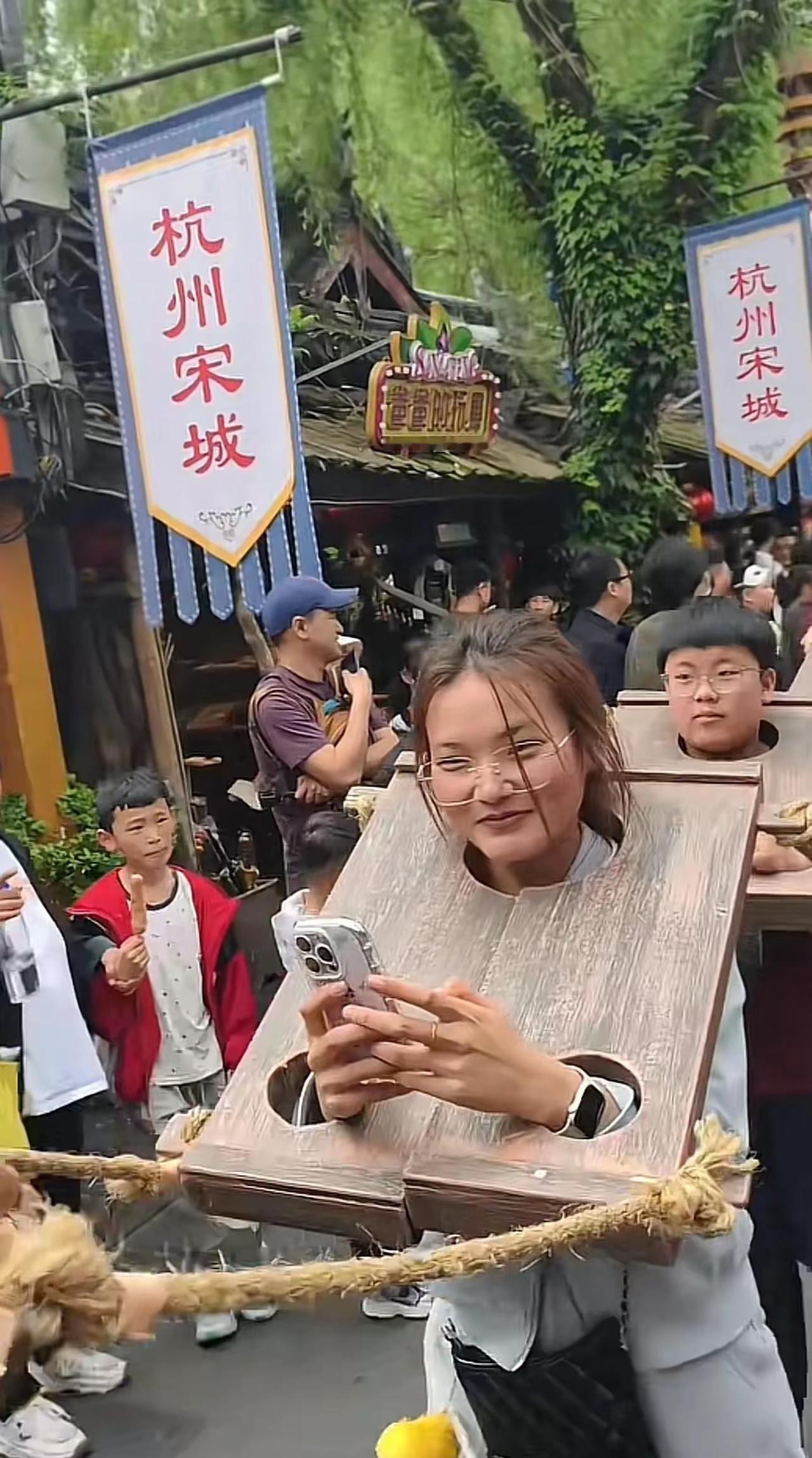 低俗博眼球！杭州宋城“囚徒”游街，把“羞辱”当趣味互动

今年五一小长假，在杭州
