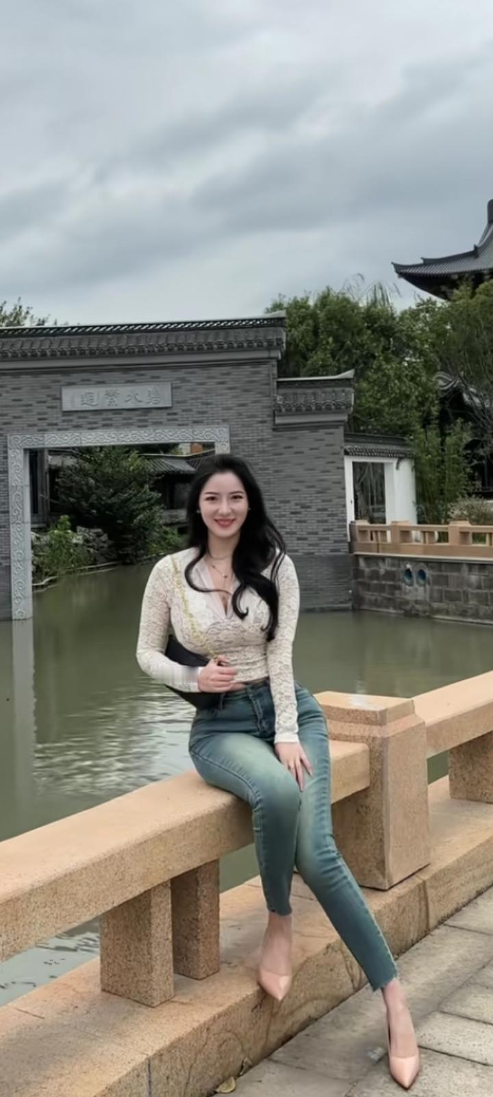 试对；

相思入酒杯杯苦
落寞于壶每每空

******

网图侵删