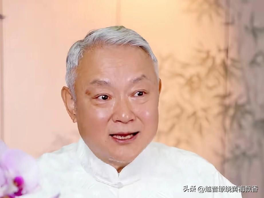 欧阳奋强说，当年他能演上贾宝玉，与几个人的推荐是分不开的，第一个是扮演贾链的高宏