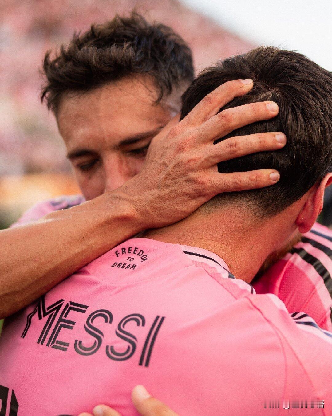 破防了！梅西这波冠军送别太好哭了😭

足球界的神仙友情，我直接看泪目！
迈阿密