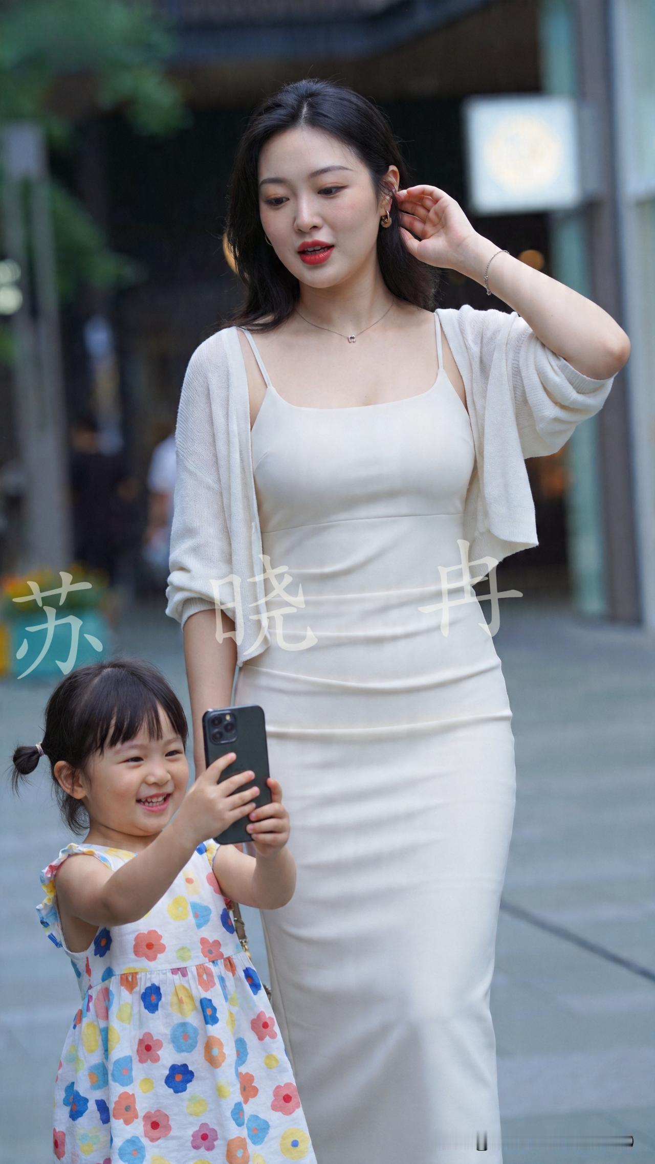 跟外婆视频聊会儿天，孩子在旁边叽叽喳喳说个不停，一会儿讲幼儿园的小事，一会儿又凑