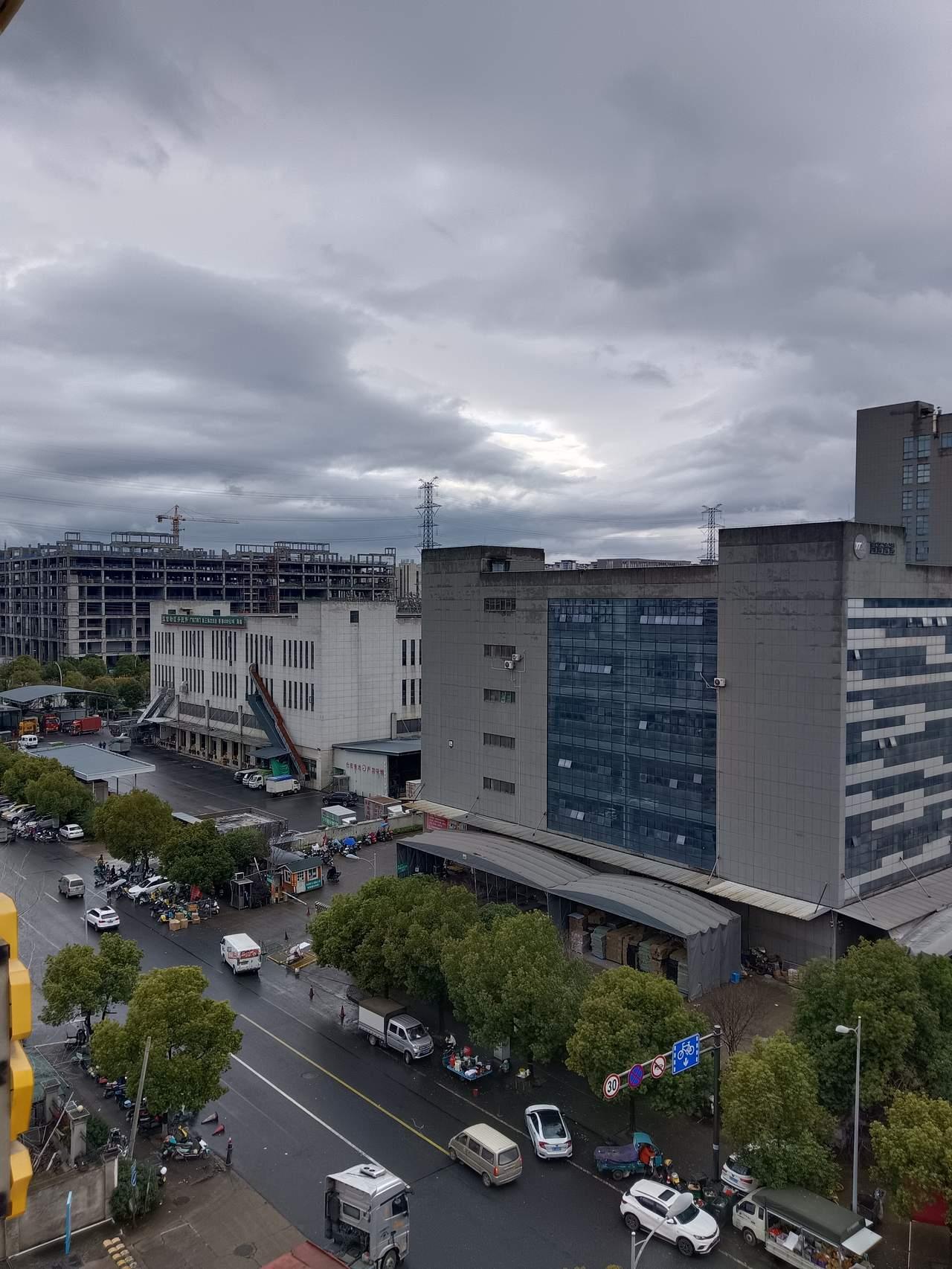 义乌的这个厂区把把玻璃窗户打开一个口，设计成一种滑道，不要不是易碎品就可以从这个