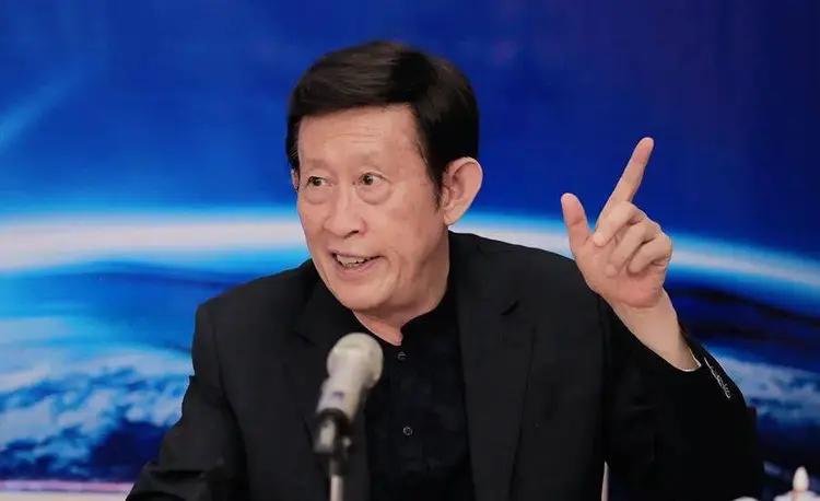 王立群，河南大学教授，百家讲坛名人之一。
王立群的成长历程也很励志，靠自学从小学