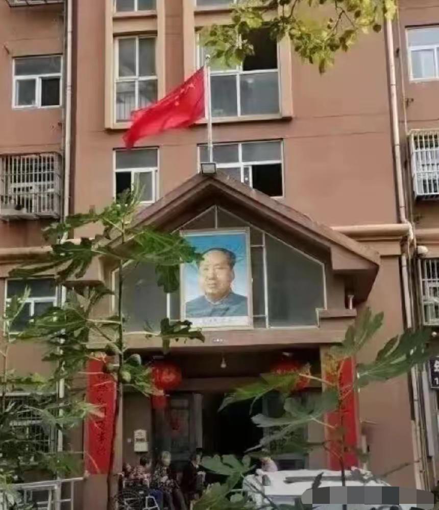 毛主席深受人民爱戴，从来不是靠迎合讨好，而是靠一生为民族、为人民拼出一条生路。当