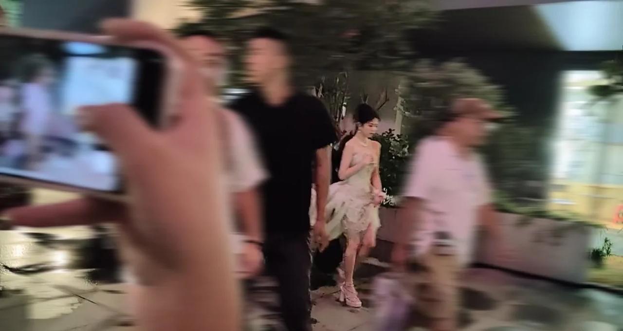 路人视角的韵娜
白鹿 王韵娜 开到荼蘼 路人视角 前方闪现片场路透 遇到了连背影