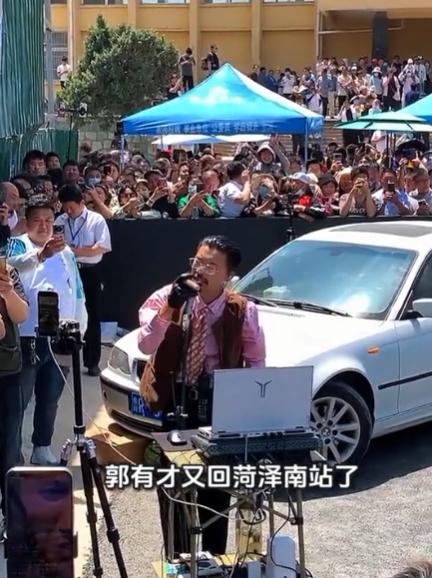 曾经大火的网红郭有才，现在又回到菏泽重新摆起了烧烤摊，好多人刷到视频第一反应就是