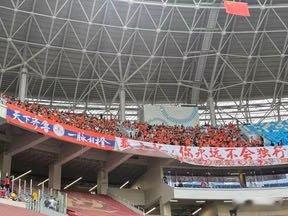 暖心互动！成都主场赛前欢迎山东球迷，播放关于济南的歌曲，泰山球迷掌声回应网页链接