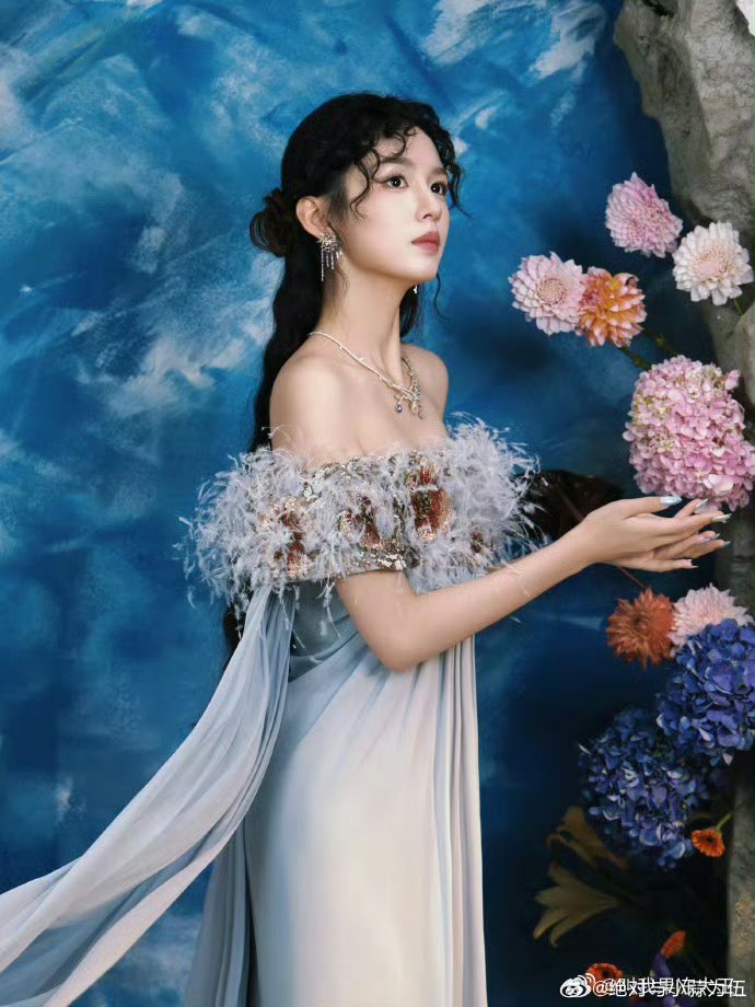 周也 油画神女 谁被周也的油画神女造型狠狠拿捏！一袭轻纱配羽毛肩饰，温婉眉眼自带