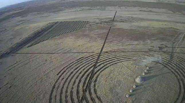 就凭这两张照片，中方就敢告诉白宫：任何战争美国都别想赢！

十月的塔克拉玛干沙漠