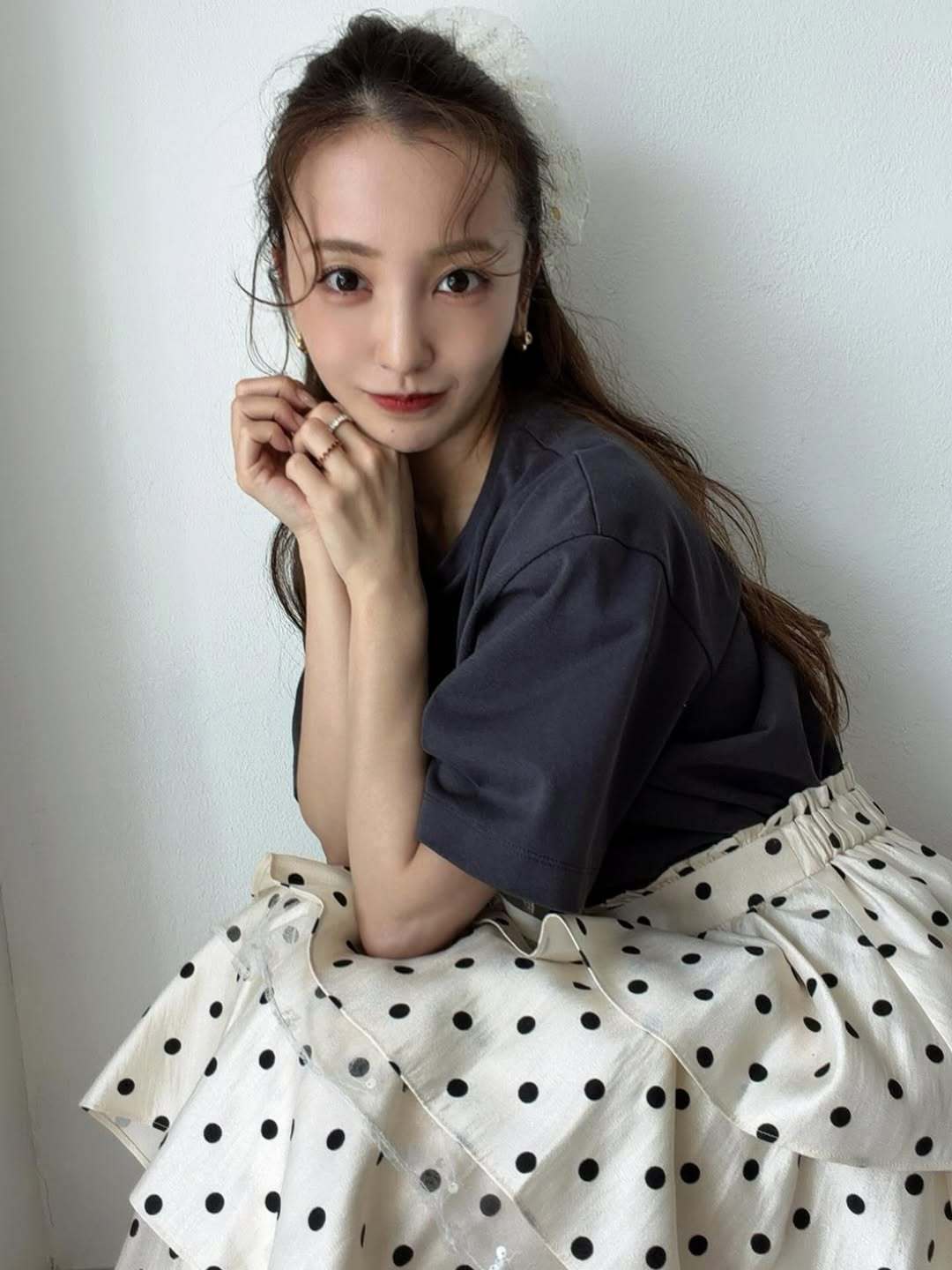 板野友美 260604  ins更新このTシャツとスカート可愛くできた🖤🤍 