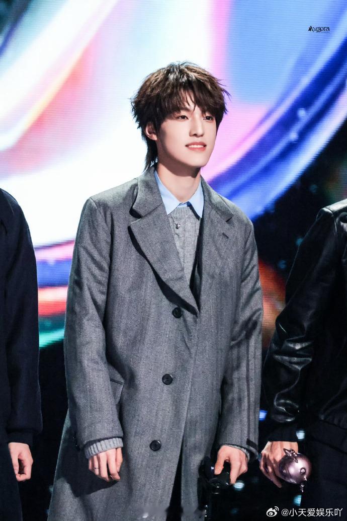 张泽禹出道后的第一个奖作为TOP登陆少年的一员，张泽禹的努力终于得到了回报，首次