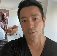 在汪小菲那晚的深夜直播中，他的声音里夹杂着难以掩饰的沉重与无奈，仿佛夜色中的一抹