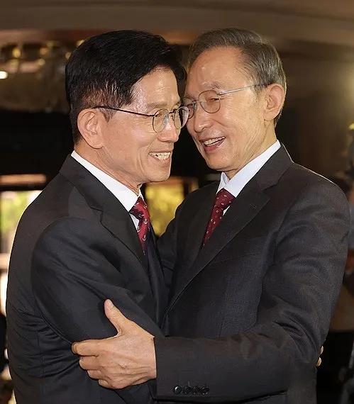 一张照片彰显韩国政坛“老戏骨”
演技？
金文洙有个“缺点”：
无论脸上笑得多灿烂