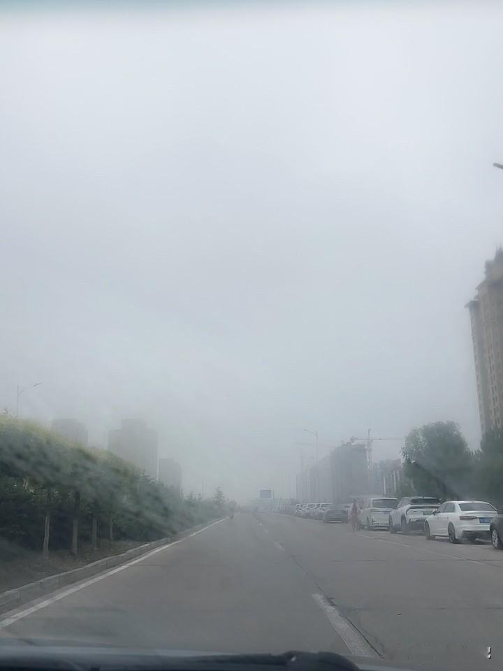 已经阴雨连绵好几天了，今天还是雾蒙蒙