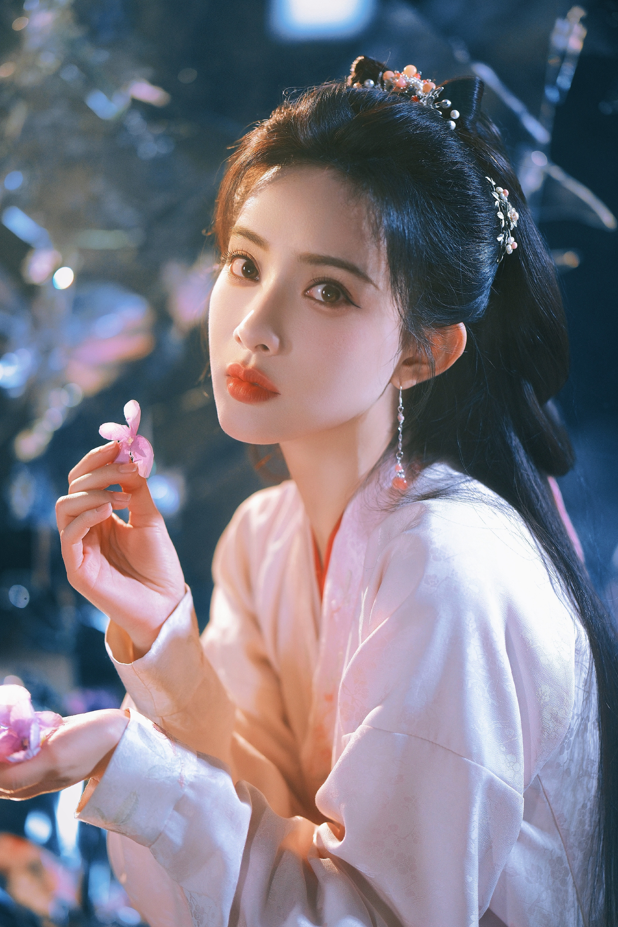 孟子义我从一年级就开始追你了子义演戏太会抠细节了吧！《淮水竹亭》里眼尾带笑对视，