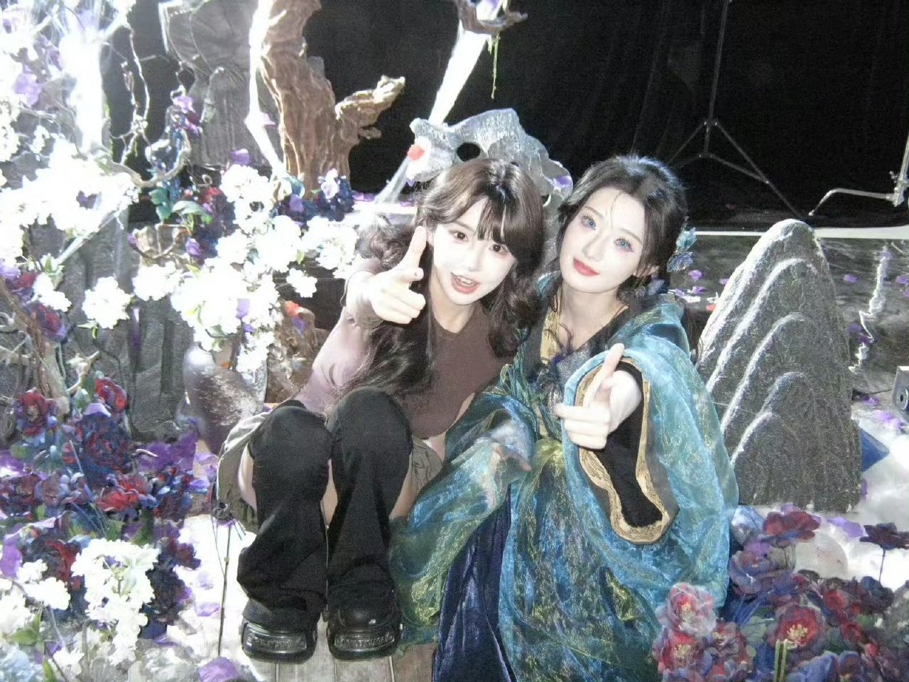 机智张镜头下的杨雨潼 女孩子们的同频太美好！机智张镜头下的杨雨潼，白袍红花造型鲨