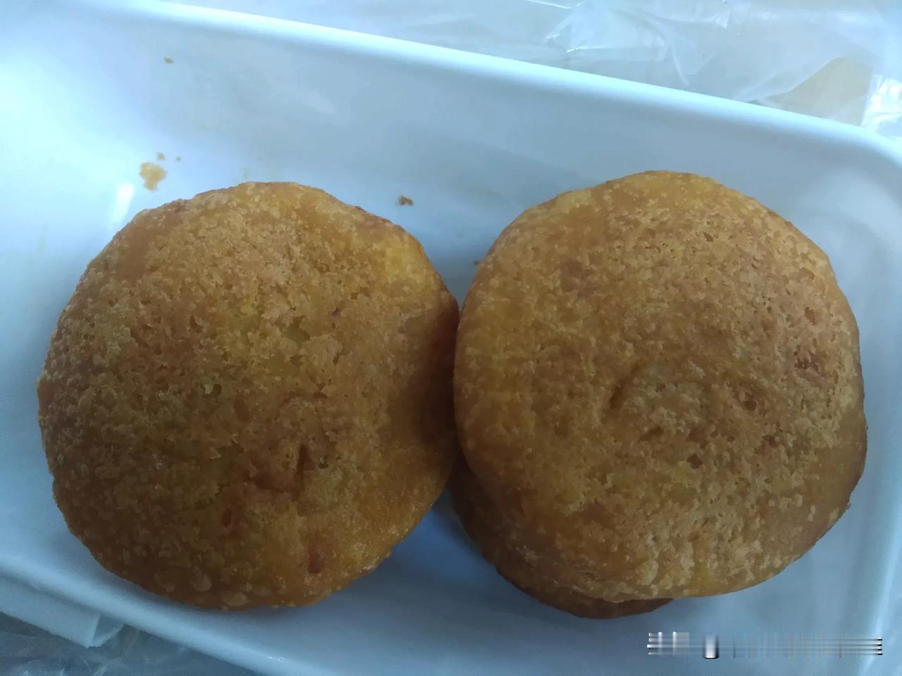 这时同事小亚点的外卖到了，外卖员送下后，火急火燎地走了，一边走一边在电话里骂个不
