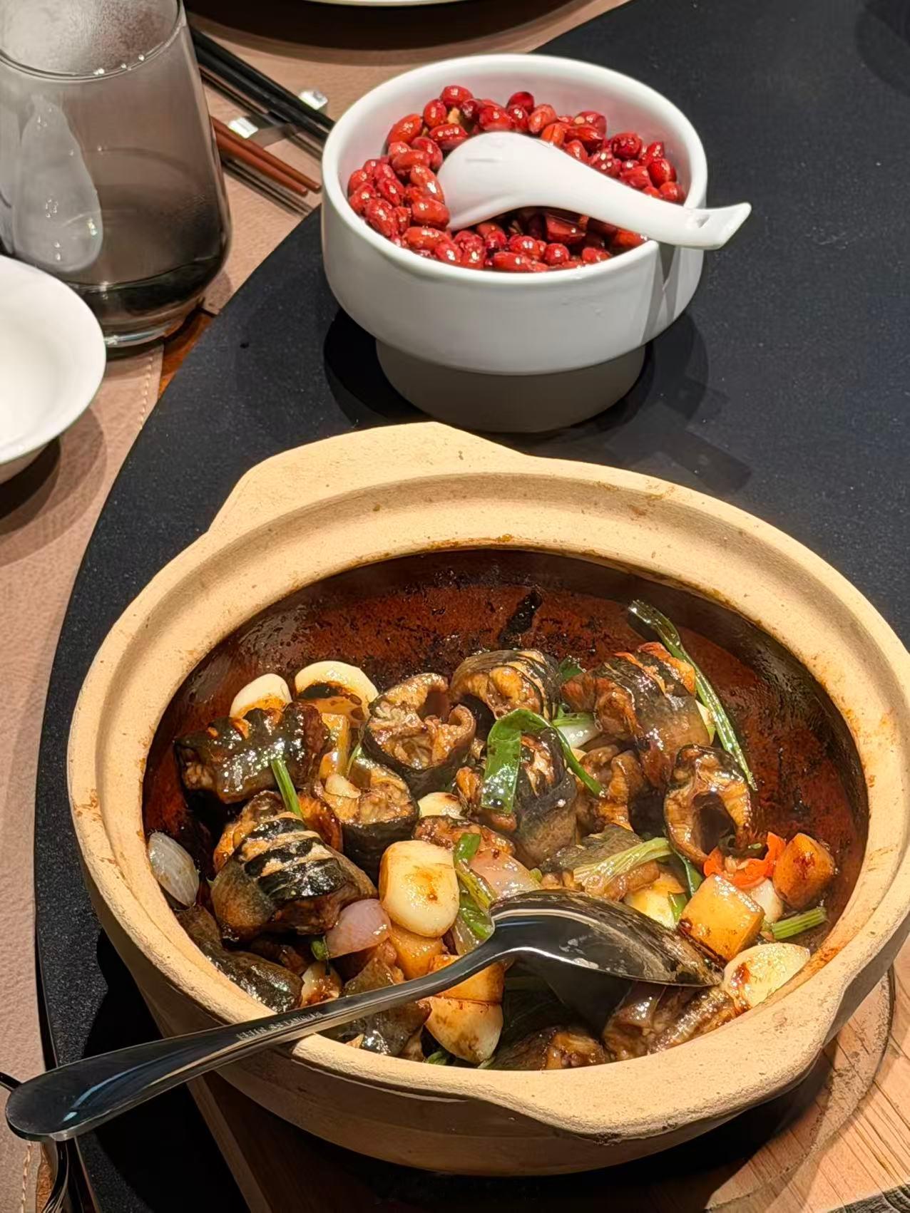 南宁聚餐又有新地标！围屋里的广府盛宴，一口穿越岭南！把岭南围屋“装”进餐厅！夜幕