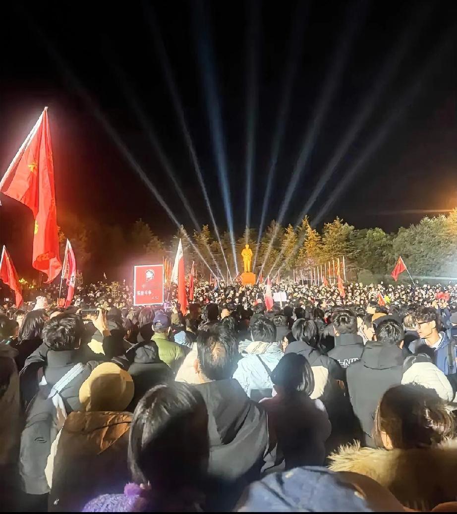 12月26日是毛泽东同志诞辰。今日凌晨，湘潭毛泽东故居前汇聚了众多民众与团体，大