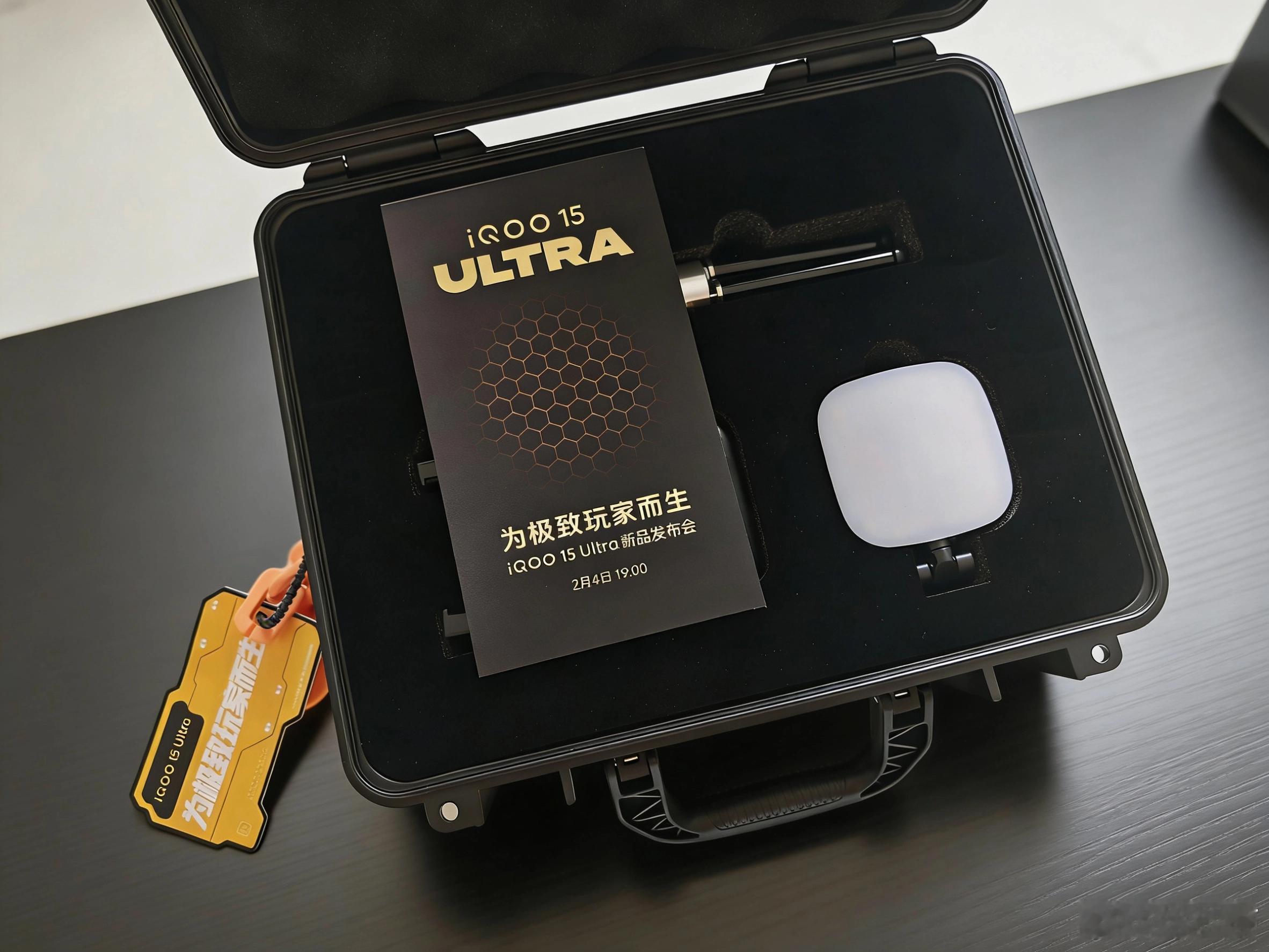收到iQOO 15 Ultra的发布会邀请函，是三脚架补光灯和无线麦克风套装，这