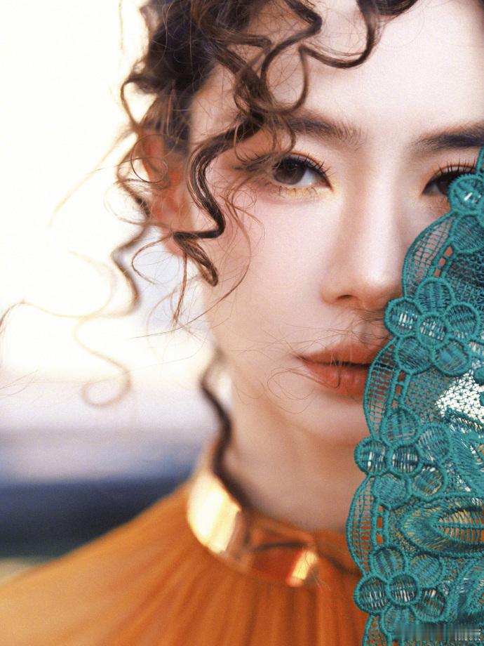 戚薇这个头巾幻视戴珍珠耳环的少女戚薇威尼斯电影节油画质感大片 ​​​复古美学被戚