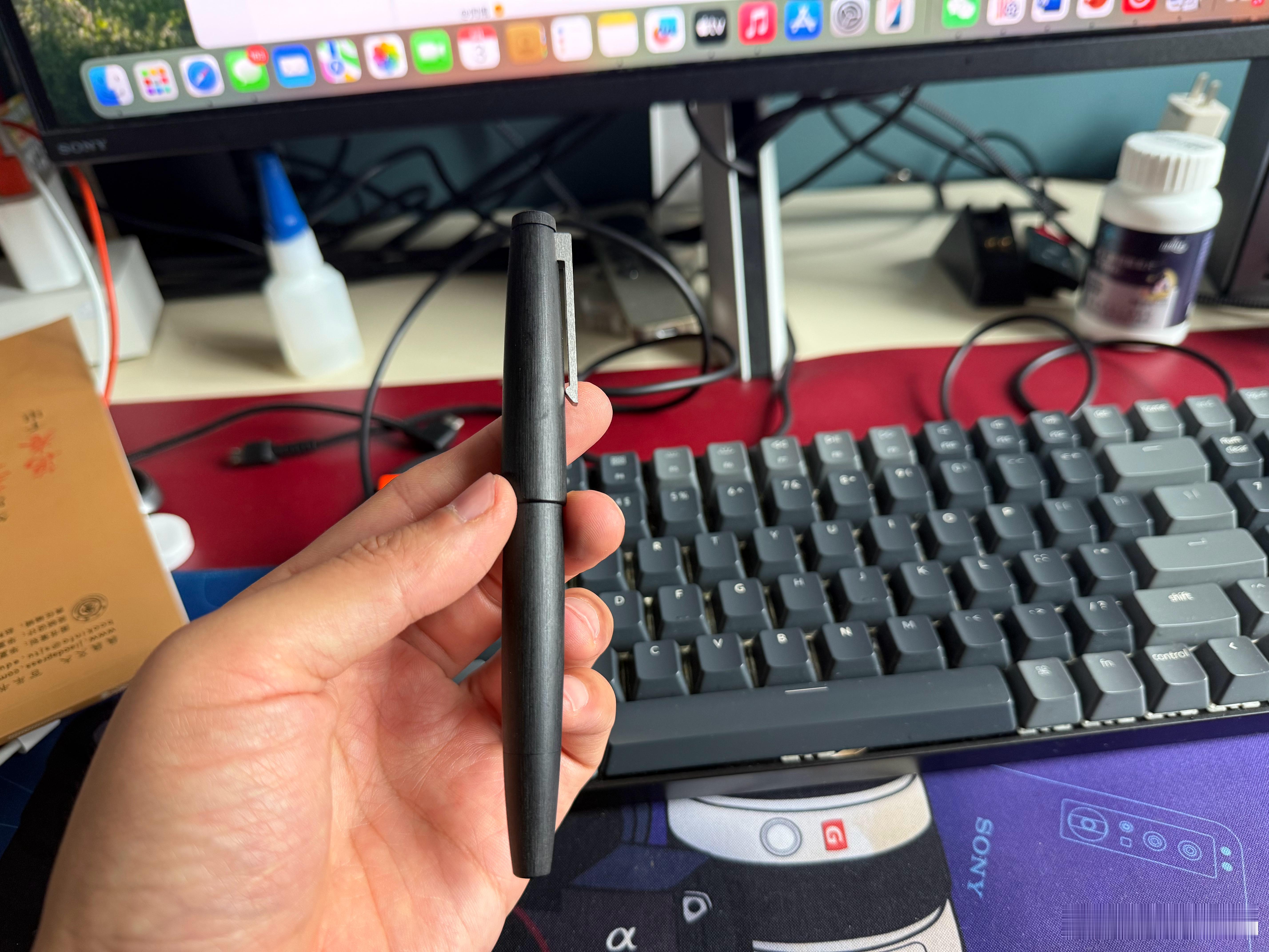 凌美2000涨价了？这支笔比较适合写拉丁，不太适合写汉字，难写好，比较顺滑。 ​