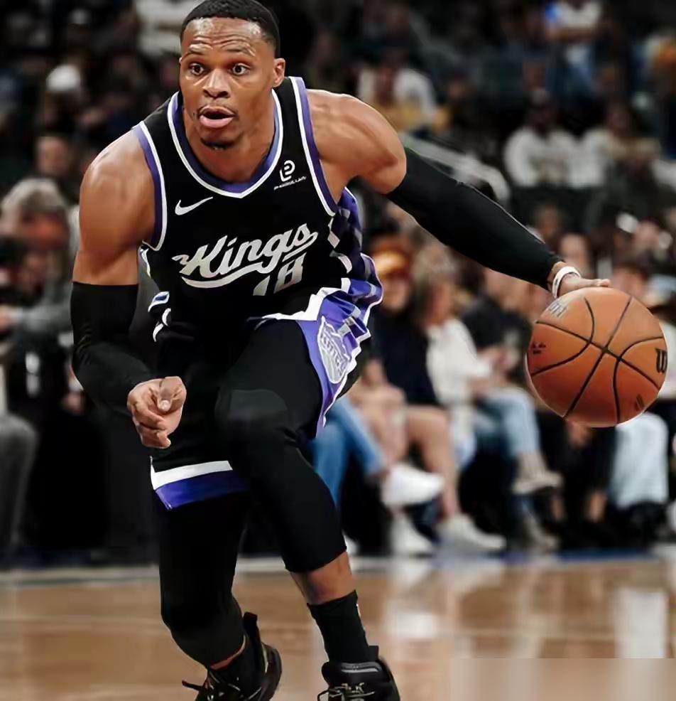 国王现在15胜50负，联盟倒数第一。
凑了一帮前全明星，愣是连附加赛边都摸不着，