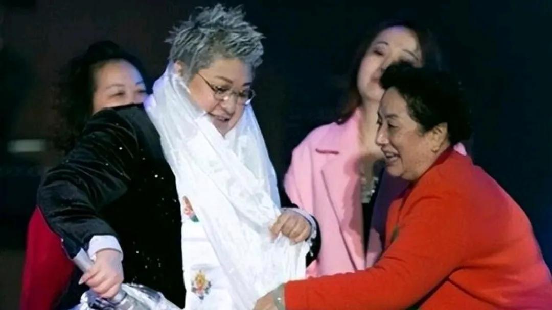 韩红母亲、西藏歌唱家雍西逝世，乐坛痛失一位传奇

一则沉痛的消息震惊了乐坛，西藏