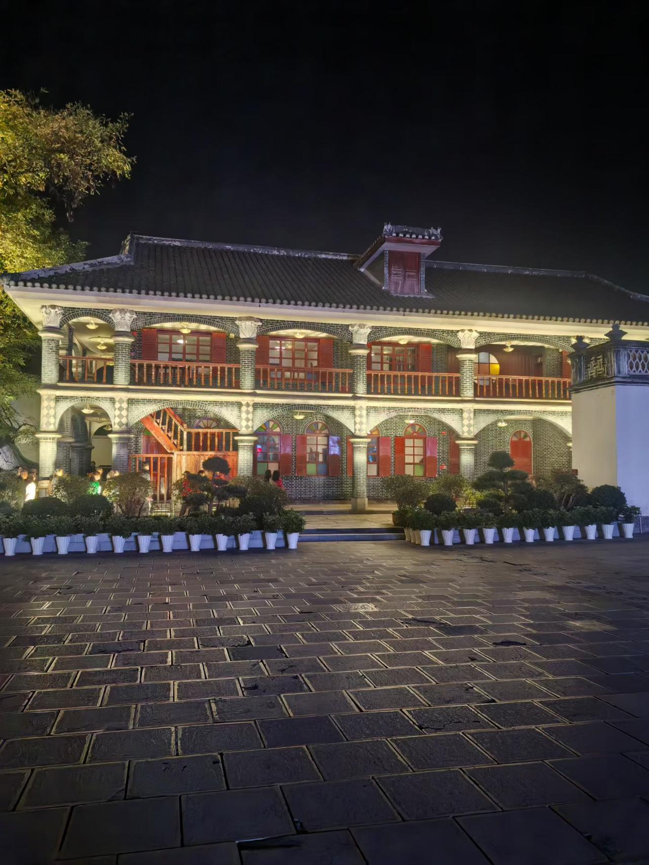 夜游百年骑楼，邂逅老建筑的“新浪漫”
 
华灯初上，青砖骑楼裹着暖光苏醒。雕花拱