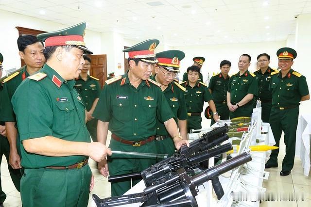 越南生产的榴弹发射器，借鉴南非技术
越南人民军队总参谋长（现为越南人民大军，国防