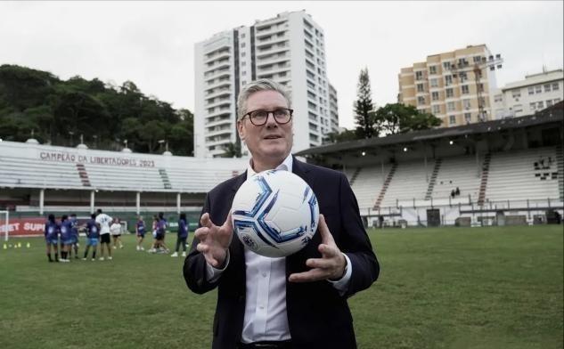 斯塔默访华送了个足球，这礼送得有心机！但我们更想问：大英博物馆里的宝贝呢？

