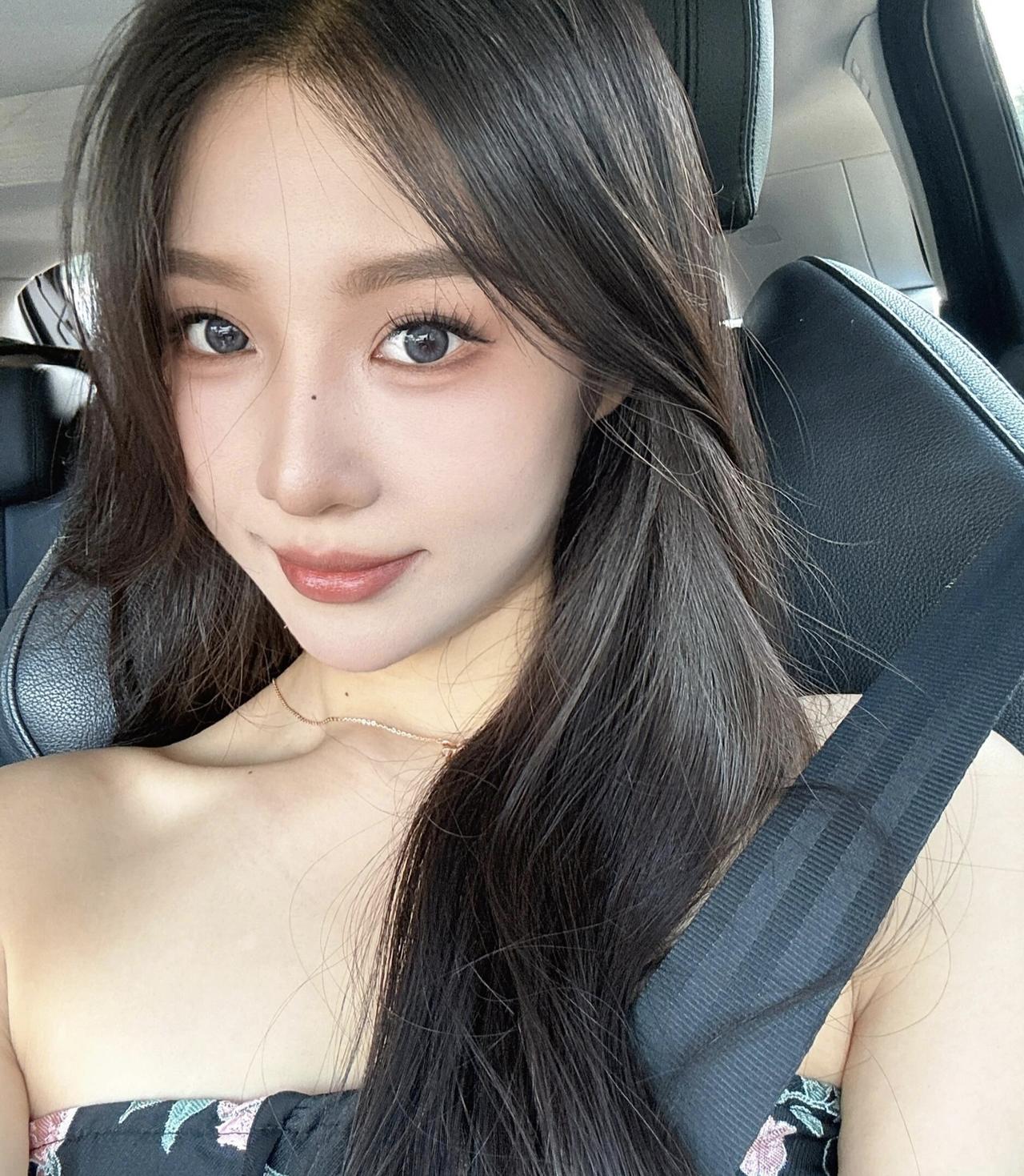 女儿出嫁的时候，
爸爸有些不舍得，上前拥抱不，
不料，却被女儿一句话逗笑全场，爸