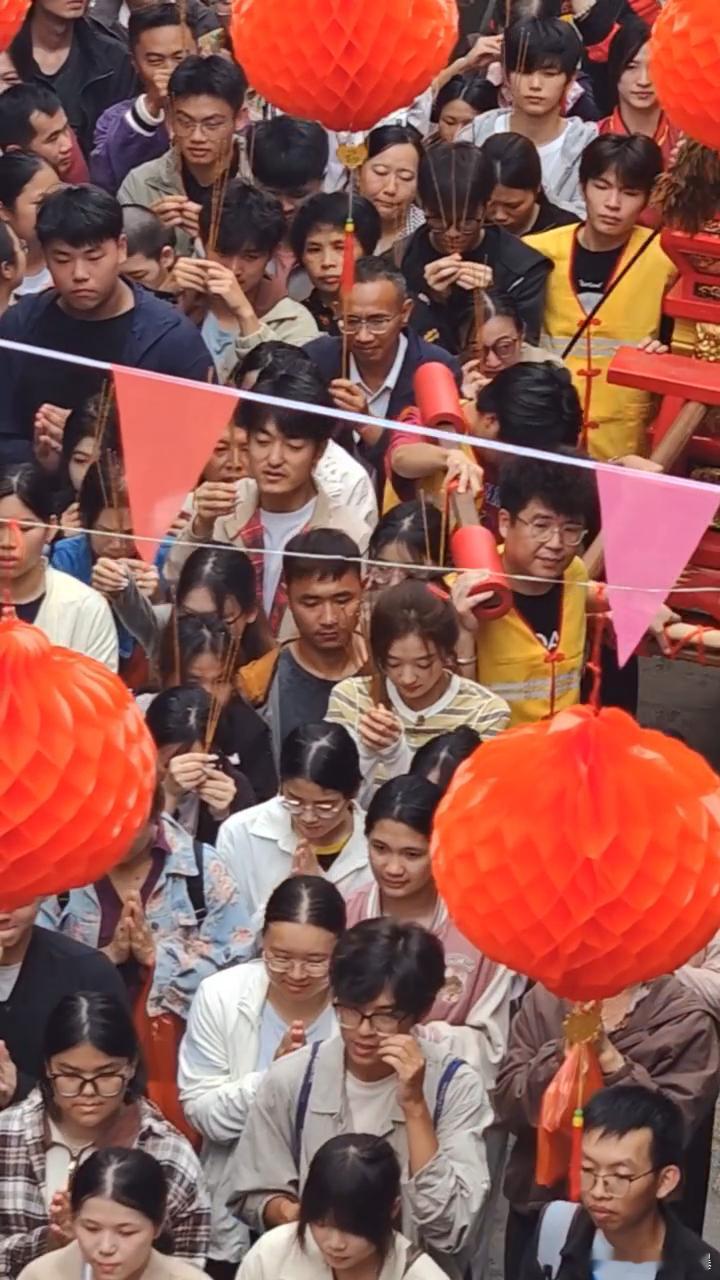 孙千在泉州拍游神孙千体验福建传统民俗漫步洛阳古街，偶遇《月下烟火》游神戏份拍摄现