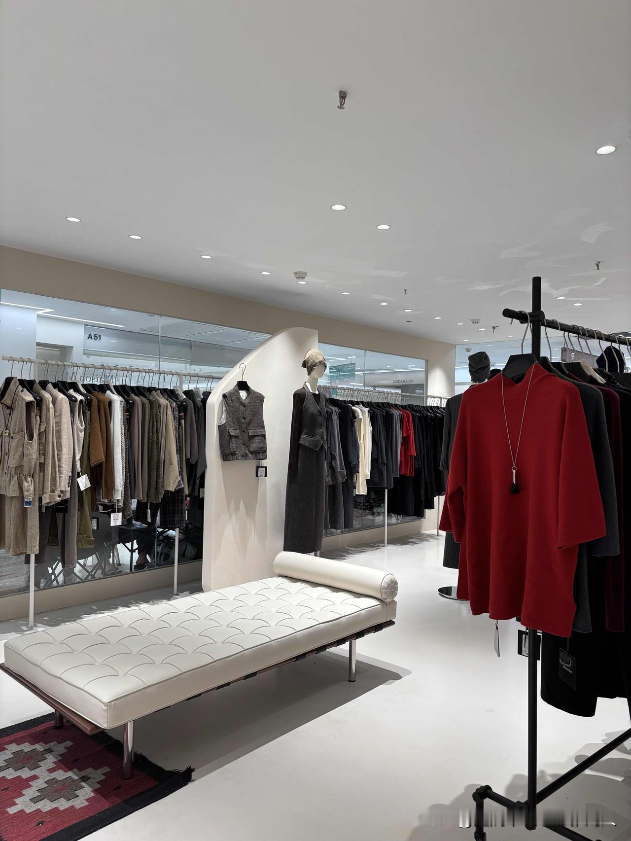 不知大家发现没有，今年秋冬大街上穿裙子的女生已经很少了。

就说我们单位，这几天