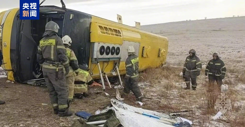 【俄罗斯发生一起交通事故 所涉车辆搭载中国游客】 俄一搭载中国游客车辆发生交通事