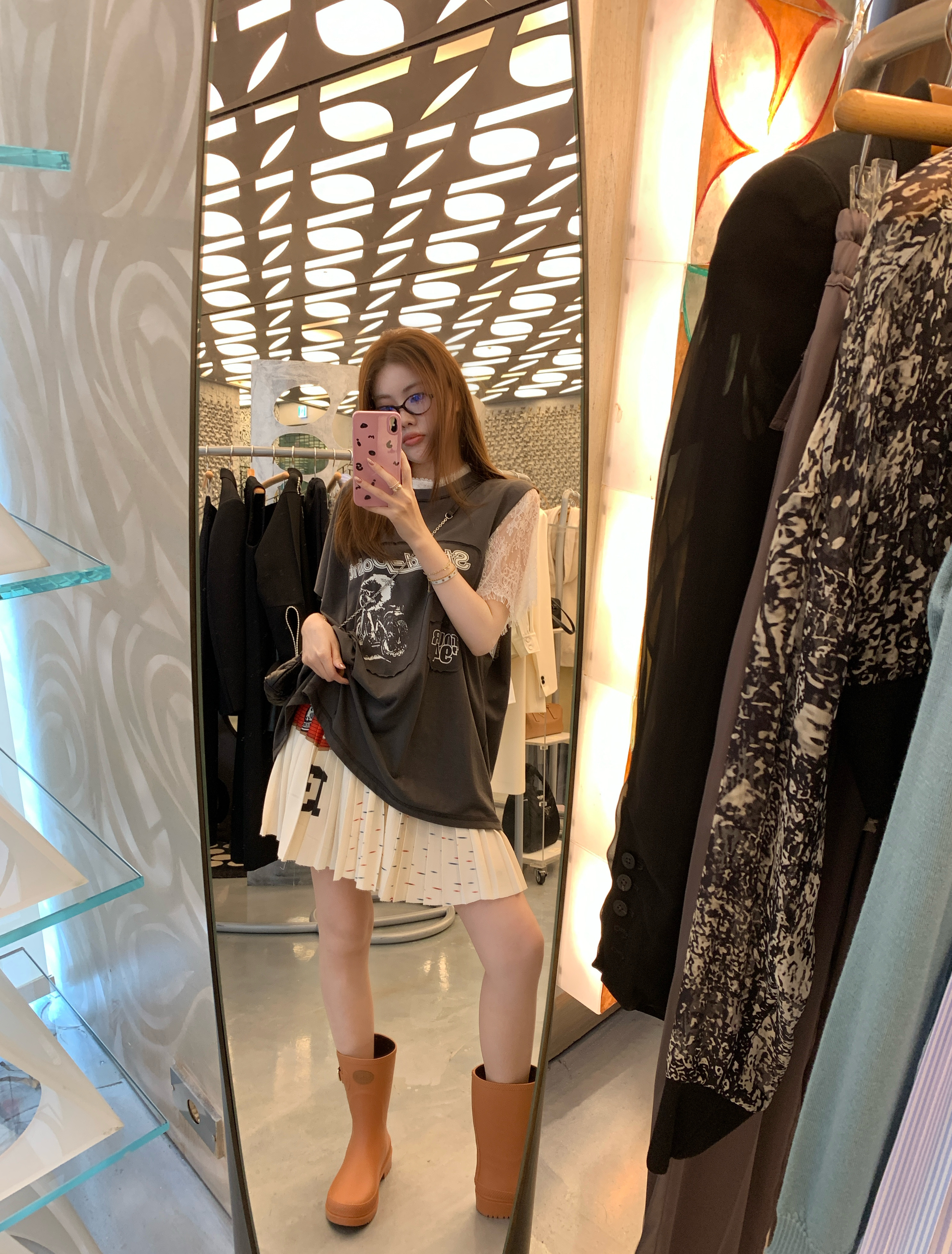 在来种草一下这款这件T是在买手店自己搭的蕾丝内搭 觉得更娘一些哈哈哈 现在觉得特