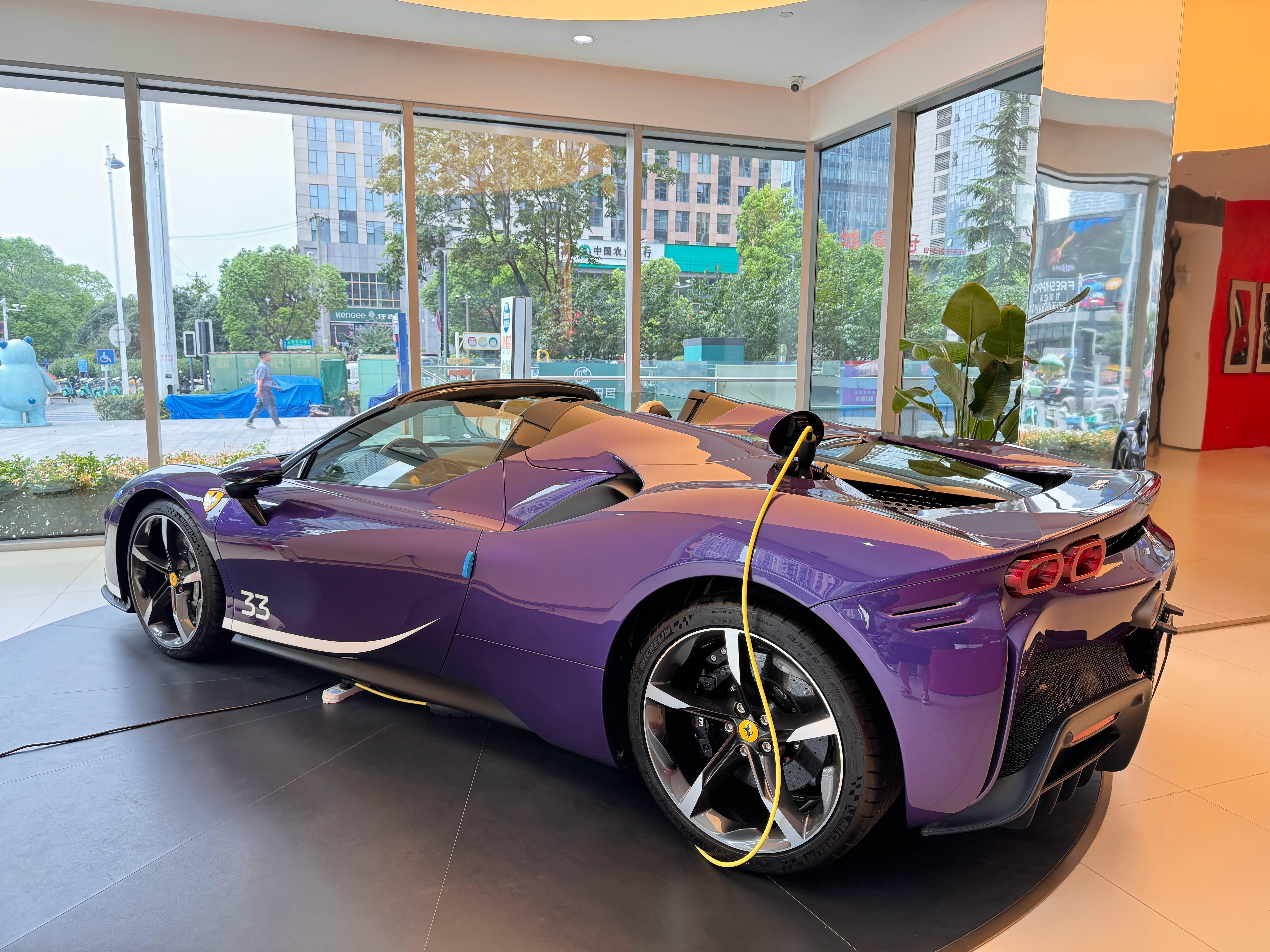 #豪车超跑[超话]# 合肥法拉利店里的SF90 spider！这颜色真的太骚气了