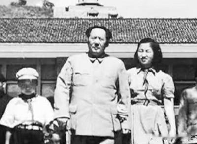 1972年，李讷生娃后生活困难，写信请求爸爸接济，毛主席看罢来信后，心痛不已，指