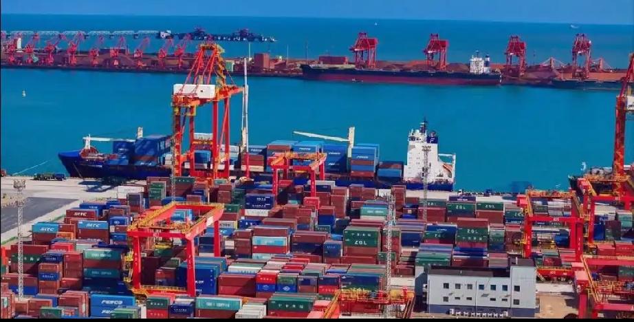 巴拿马运河:
 
不存在“中国接管巴拿马运河”：运河水道主权、调度、闸口运营完全