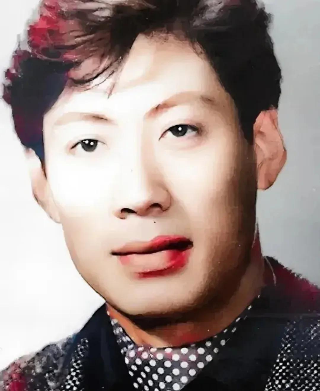 60年代，一个年轻人留下的照片，照片中的她看起来英俊潇洒，神采飞扬。谁也想不到，
