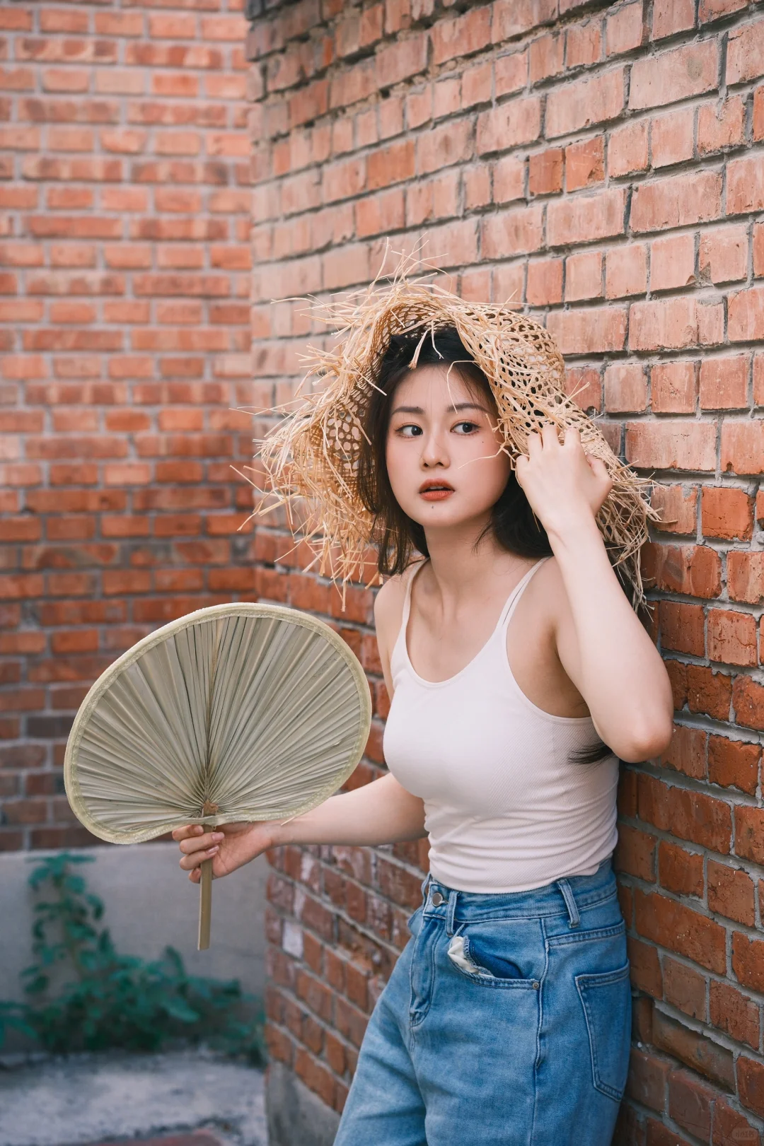 穿白色吊带在北京胡同拍照，适配度100%