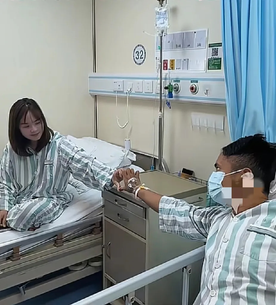 广东一家医院里，病床上的男子转头看向邻床女子，眼神满是心疼。他伸出手，女子也伸出