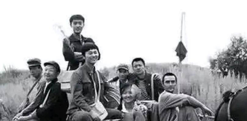 1973 年，知青刘朝旭被推荐上大学，临走时去找队长告别。没想到，在他家窗前，听